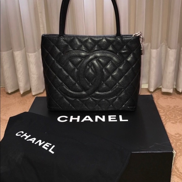 chanel black quilted tote